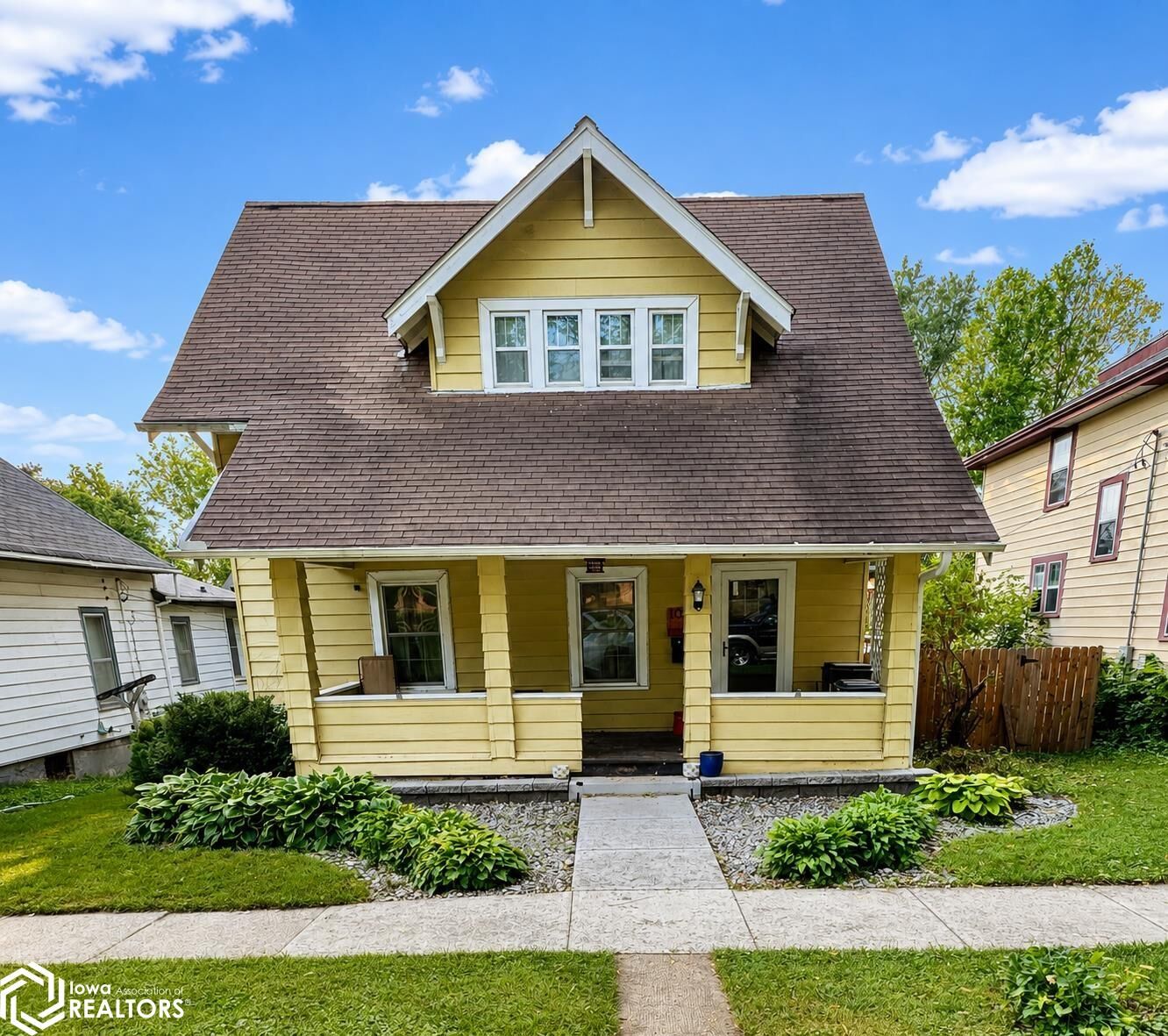 Property Photo:  1002 Locust Street  IA 50022 