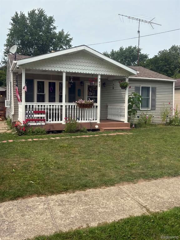 Property Photo:  207 Athletic Street  MI 48463 7710 