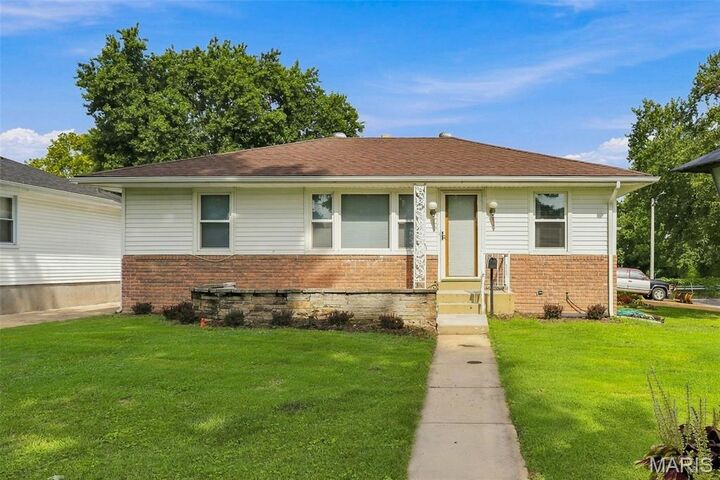Property Photo:  1 Louise Court  MO 63031 