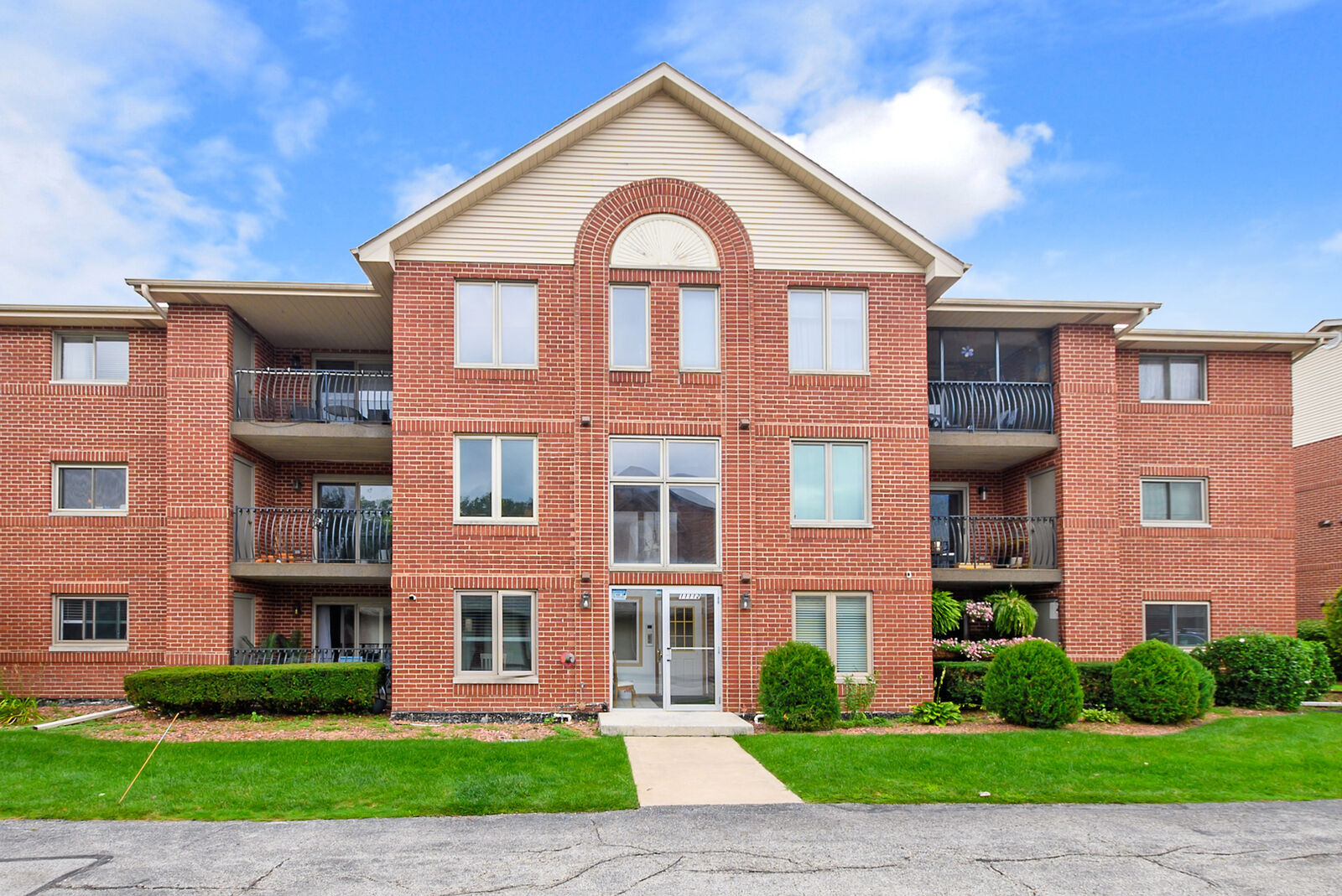 Property Photo:  11112 E Cove Circle 3-2D  IL 60465 