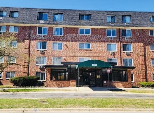 Property Photo: 5011 Valley Lane 507 IL 60107