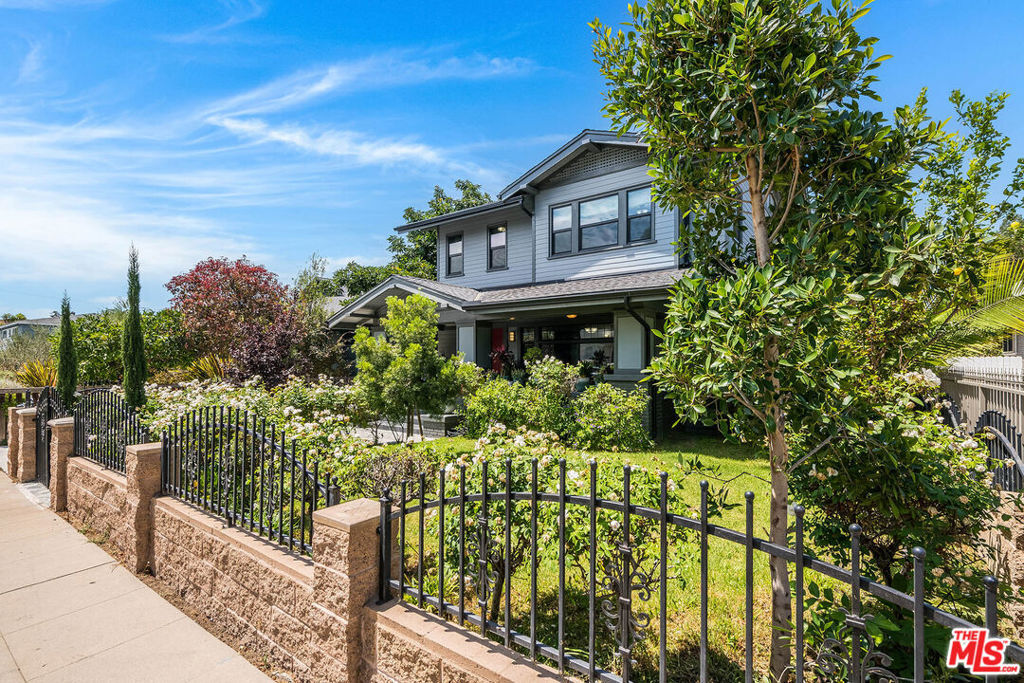 Property Photo:  223 N St Andrews Place  CA 90004 