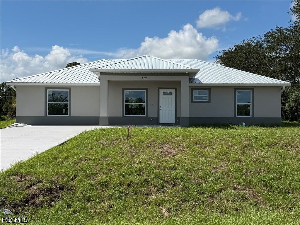 Property Photo:  107 Concord Loop  FL 33935 