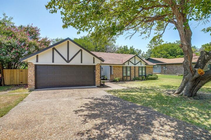 Property Photo:  105 Lakeway Drive  TX 76126 