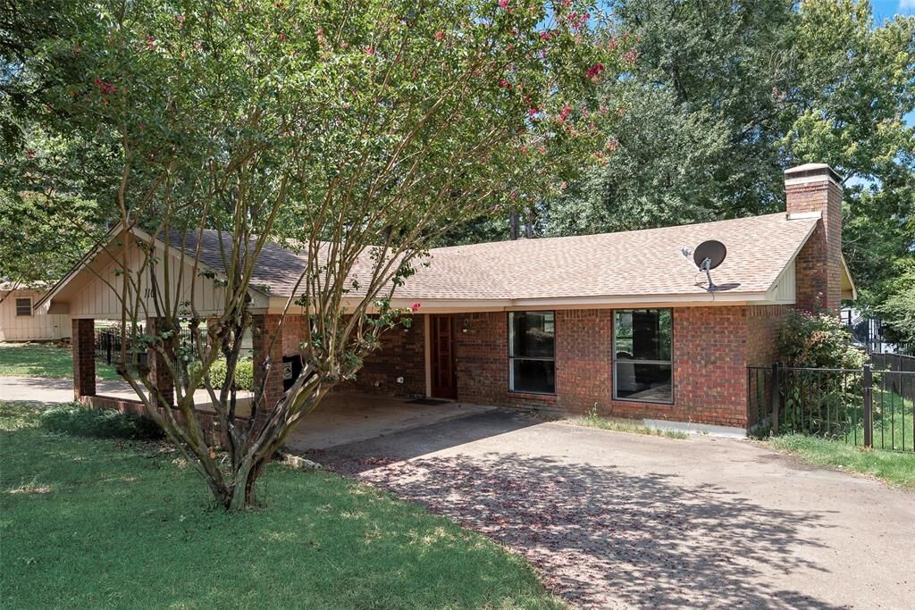 Property Photo: 110 La Jolla Street TX 75156