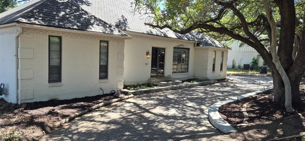 Property Photo: 1909 Dakar Road E TX 76116