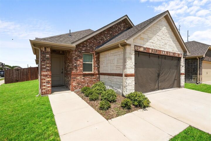 Property Photo: 601 Nature Stroll Road TX 75166