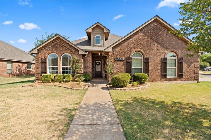 Property Photo: 11001 SW 38th Circle OK 73064