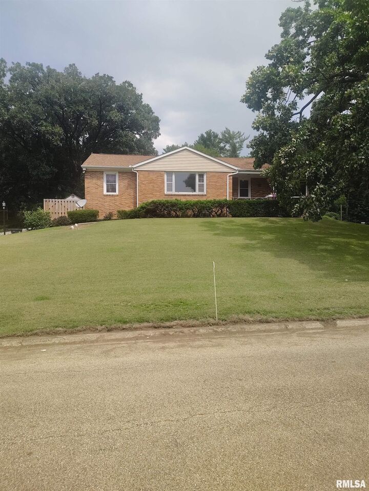 Property Photo: 205 N Sycamore Terrace IL 61520