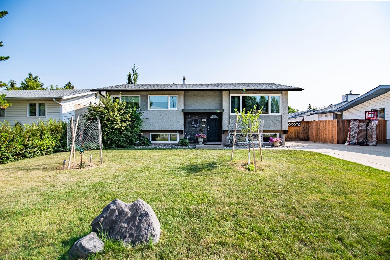 Property Photo:  21 Malcolm Crescent  AB T4N 0J9 