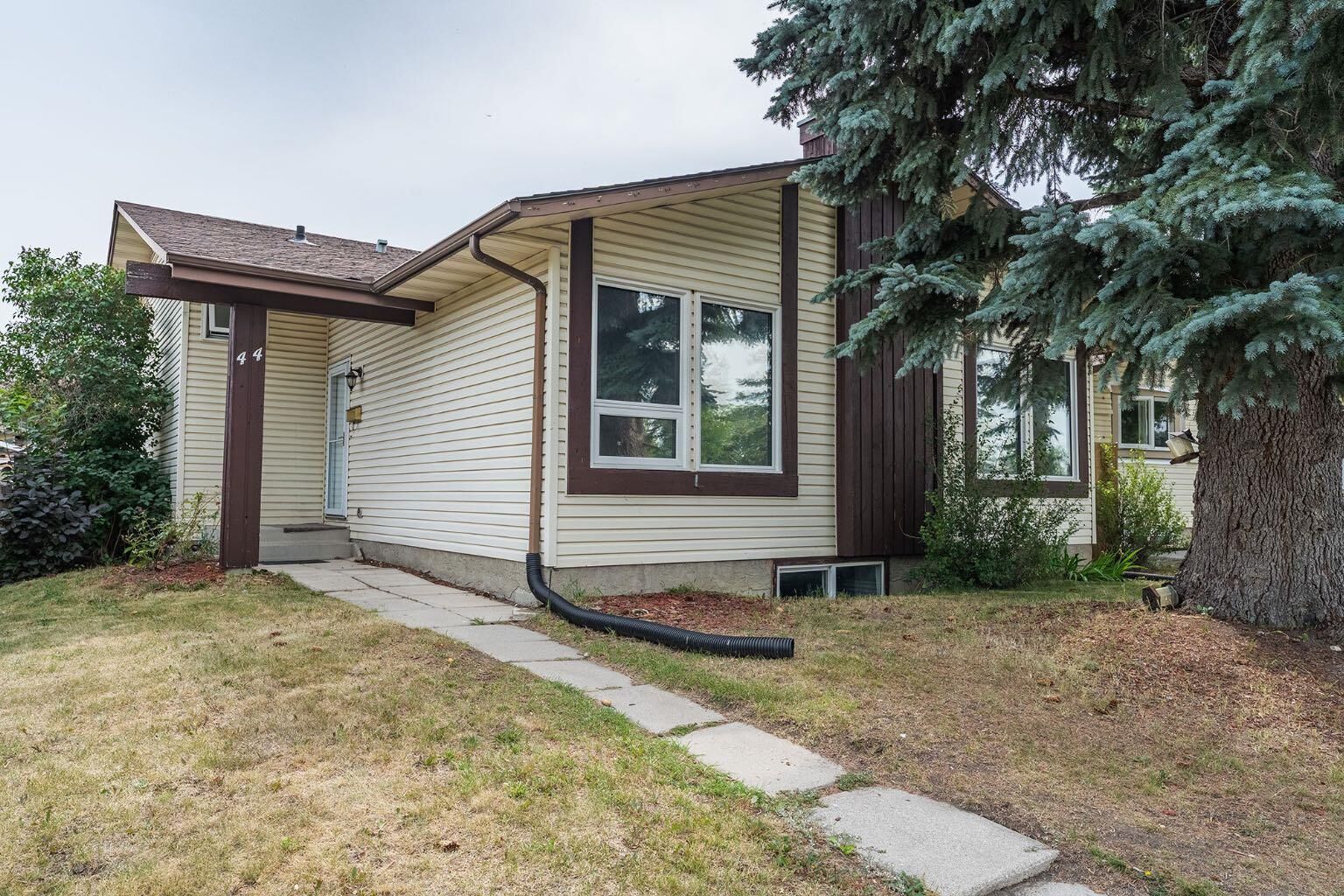Property Photo:  44 Templehill Drive NE  AB T1Y 4C3 
