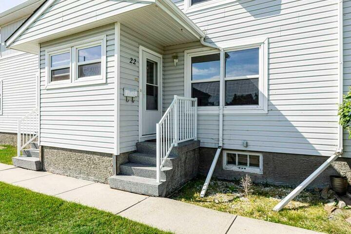 22 Poplar Crescent — photo 1