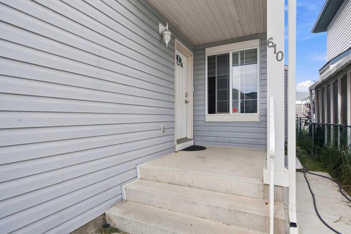 Property Photo: 610 Saddlecreek Way NE AB T3J 4A4