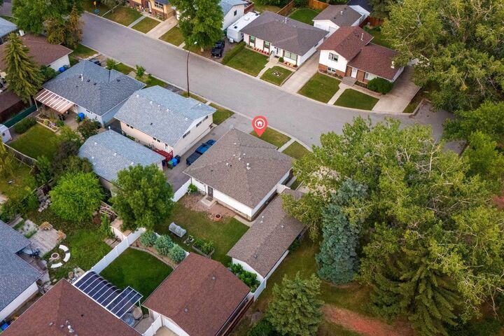 Property Photo: 239 Lynnover Place SE AB T2C 1L5
