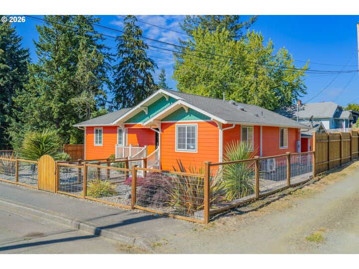 Property Photo: 869 N Collier St OR 97423