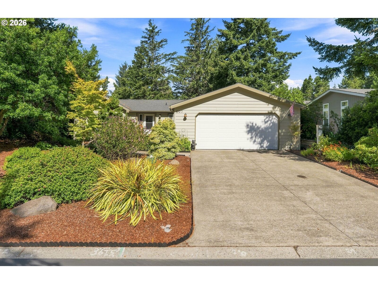 Property Photo: 607 Glenbrook Cir OR 97439