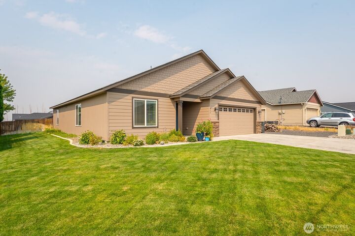 Property Photo:  811  7th Avenue NE  WA 98823 