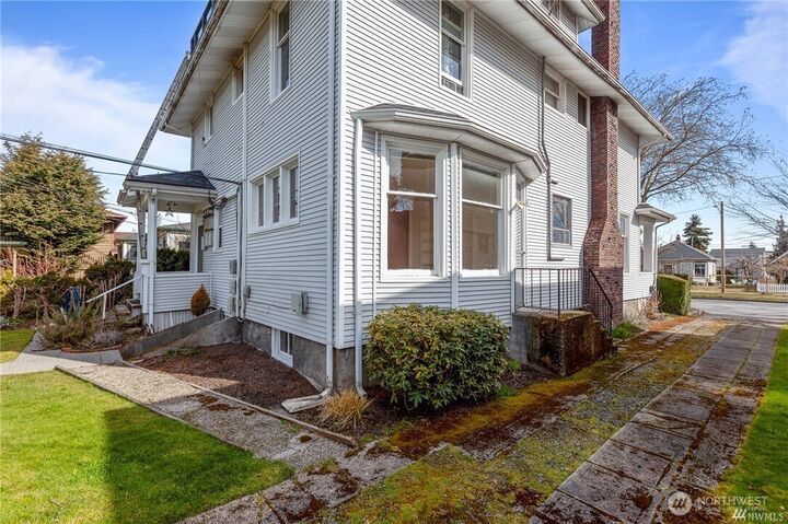 Property Photo:  1714  Colby Avenue 2  WA 98201 
