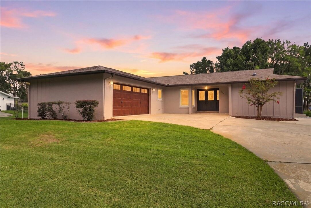 Property Photo:  220 SE Kings Bay Drive  FL 34429 