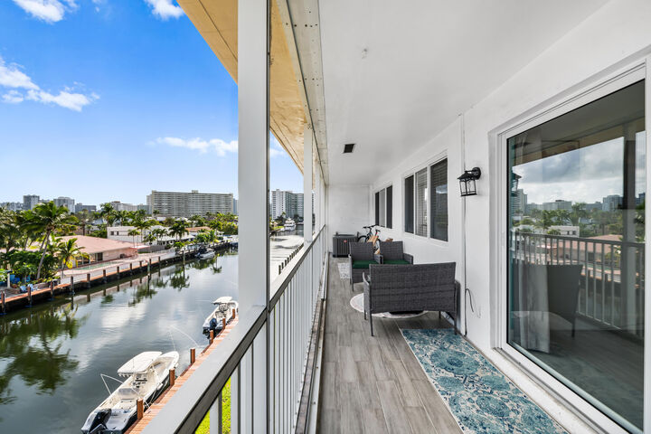 Property Photo:  2841 NE 33rd Court 403  FL 33306 