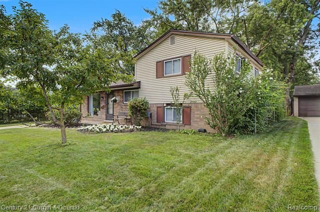 Property Photo: 33223 Lynx Street MI 48185