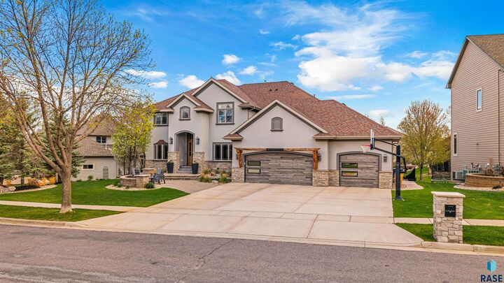 Property Photo:  5604 S Jersey Tess Dr  SD 57108 
