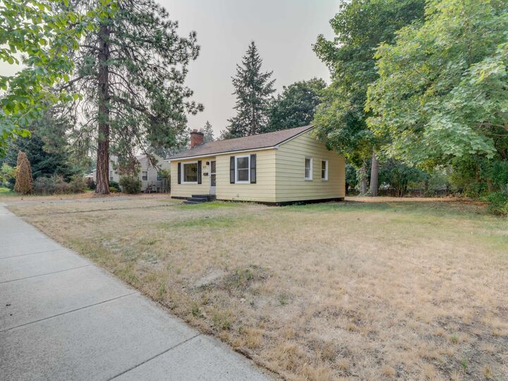 Property Photo: 3011 W Rowan Ave WA 99205