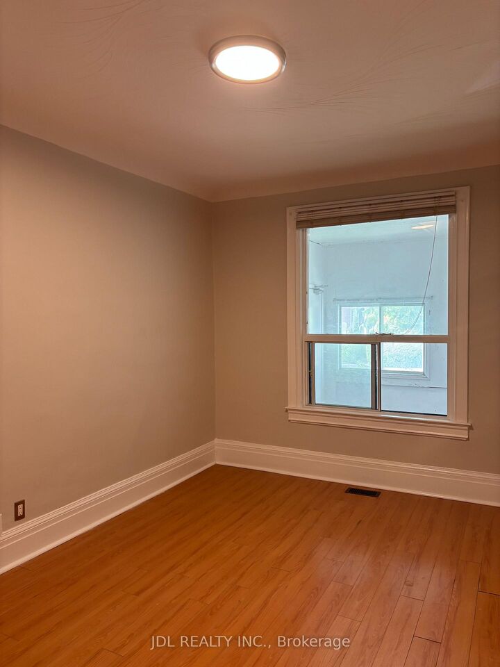 Property Photo:  593 Bathurst Street Main Floor  ON M5S 2P8 