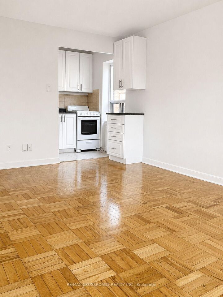 Property Photo:  2770 Yonge Street 205  ON M4N 2J3 