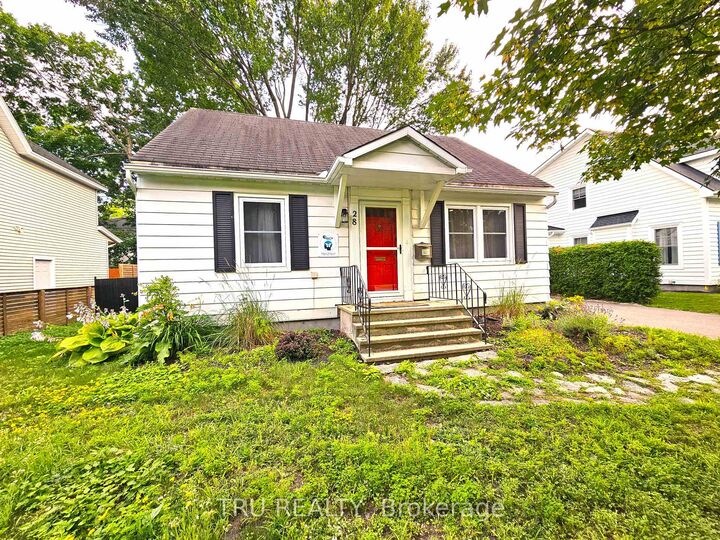 Property Photo: 28 Arundel Avenue ON K1K 0B6