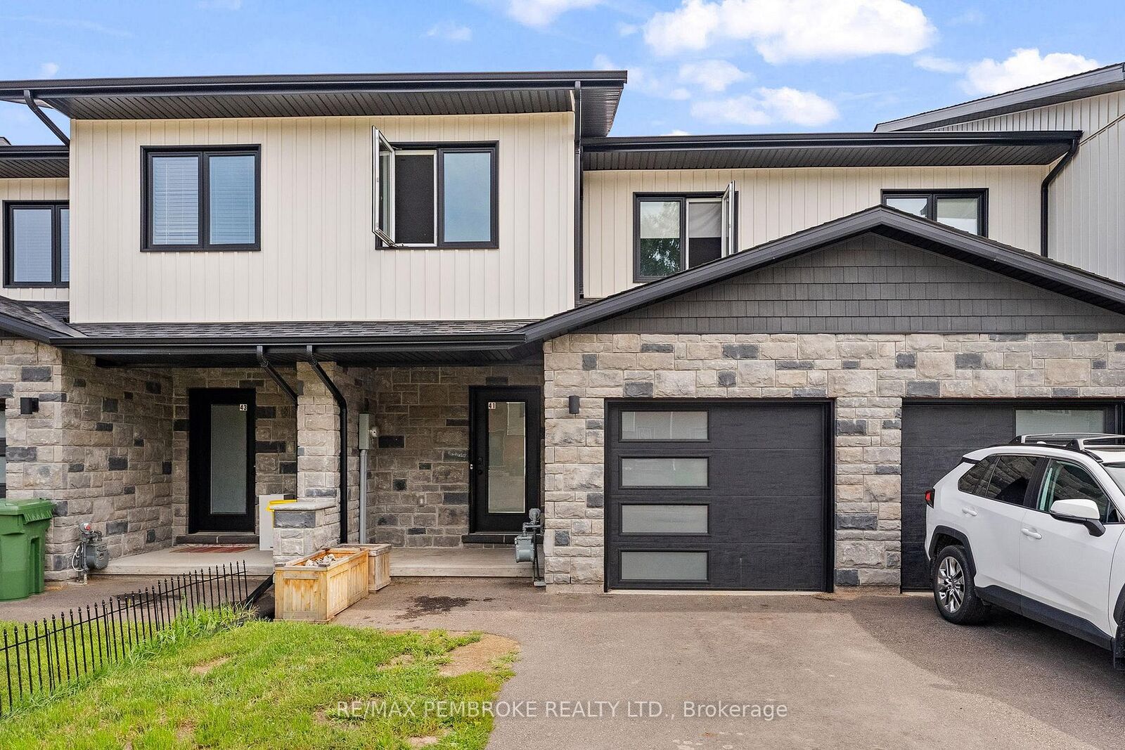 Property Photo: 41 Northbrook Road ON K8H 3N5
