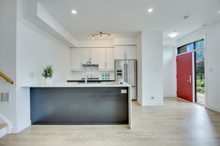 Property Photo: 4020 Parkside Village Drive 7 ON L5B 0K2