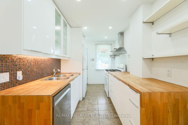 Property Photo:  2159 Gerrard Street E Main  ON M4E 2C4 