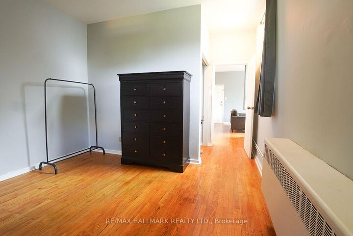 Property Photo:  1432 Queen Street E 3  ON M4L 1E1 