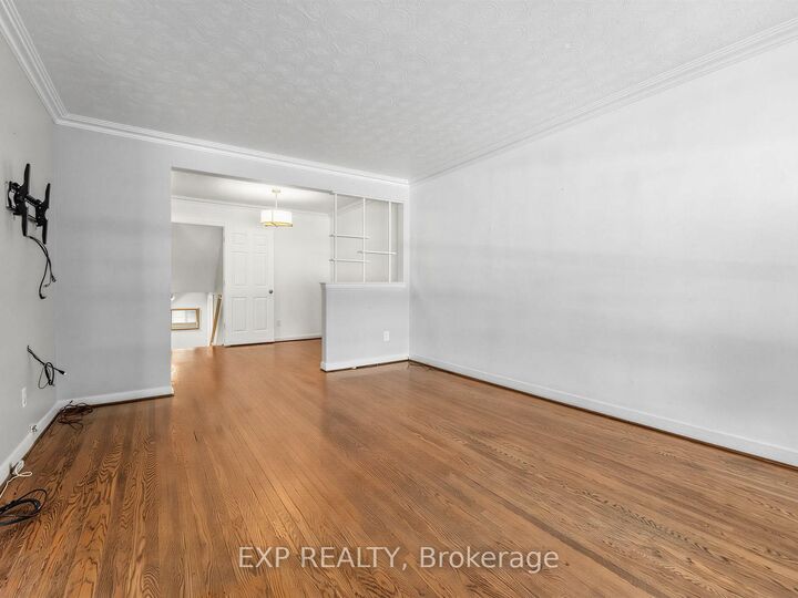 Property Photo: 1586 Sandgate Crescent ON L5J 2E5