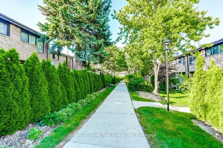 Property Photo: 2605 Woodchester Drive 36 ON L5K 2E3