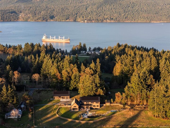 Property Photo: 1210 Cherry Point Rd BC V0R 1N2