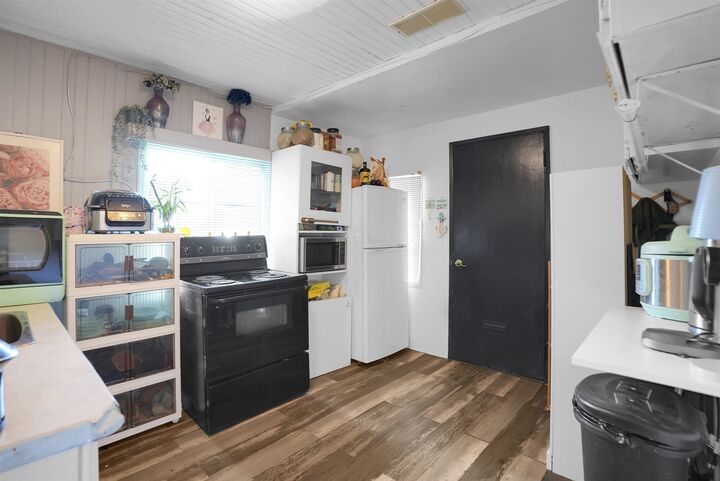 Property Photo: 942 Lee Street BC V4B 4N8