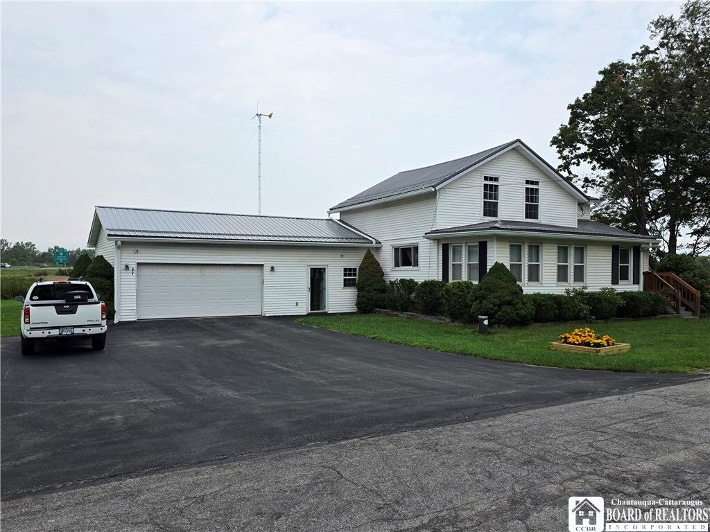 Property Photo: 10745 S Roberts Road NY 14048