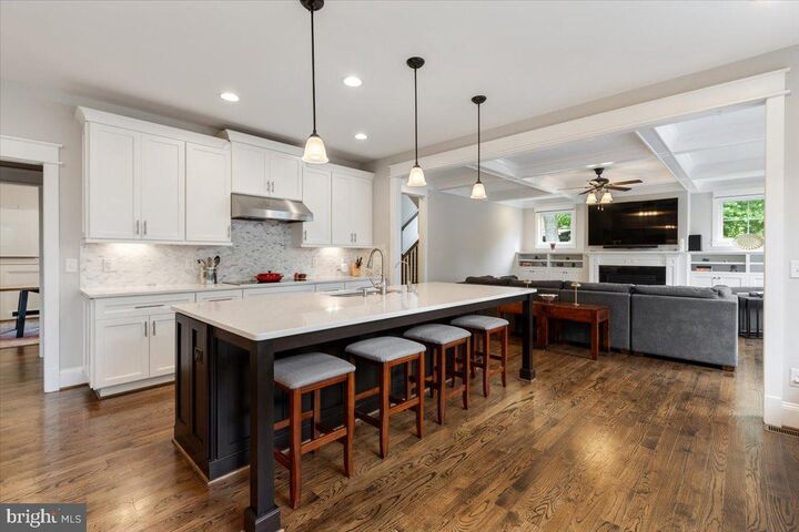 Property Photo: 6619 Byrnes Drive VA 22101
