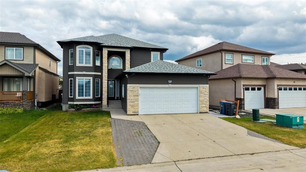 Property Photo: 153 Strasbourg Drive MB R2P 2Z7