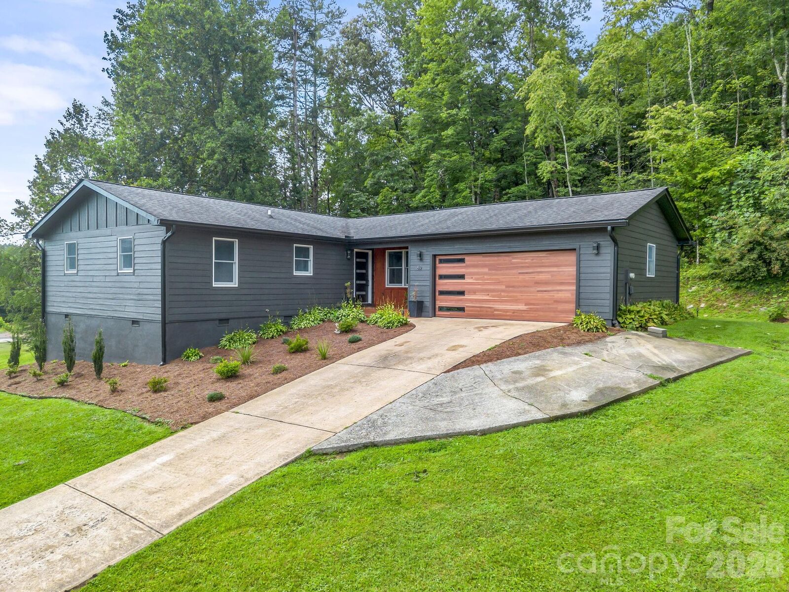 Property Photo: 89 Hillview Circle NC 28712