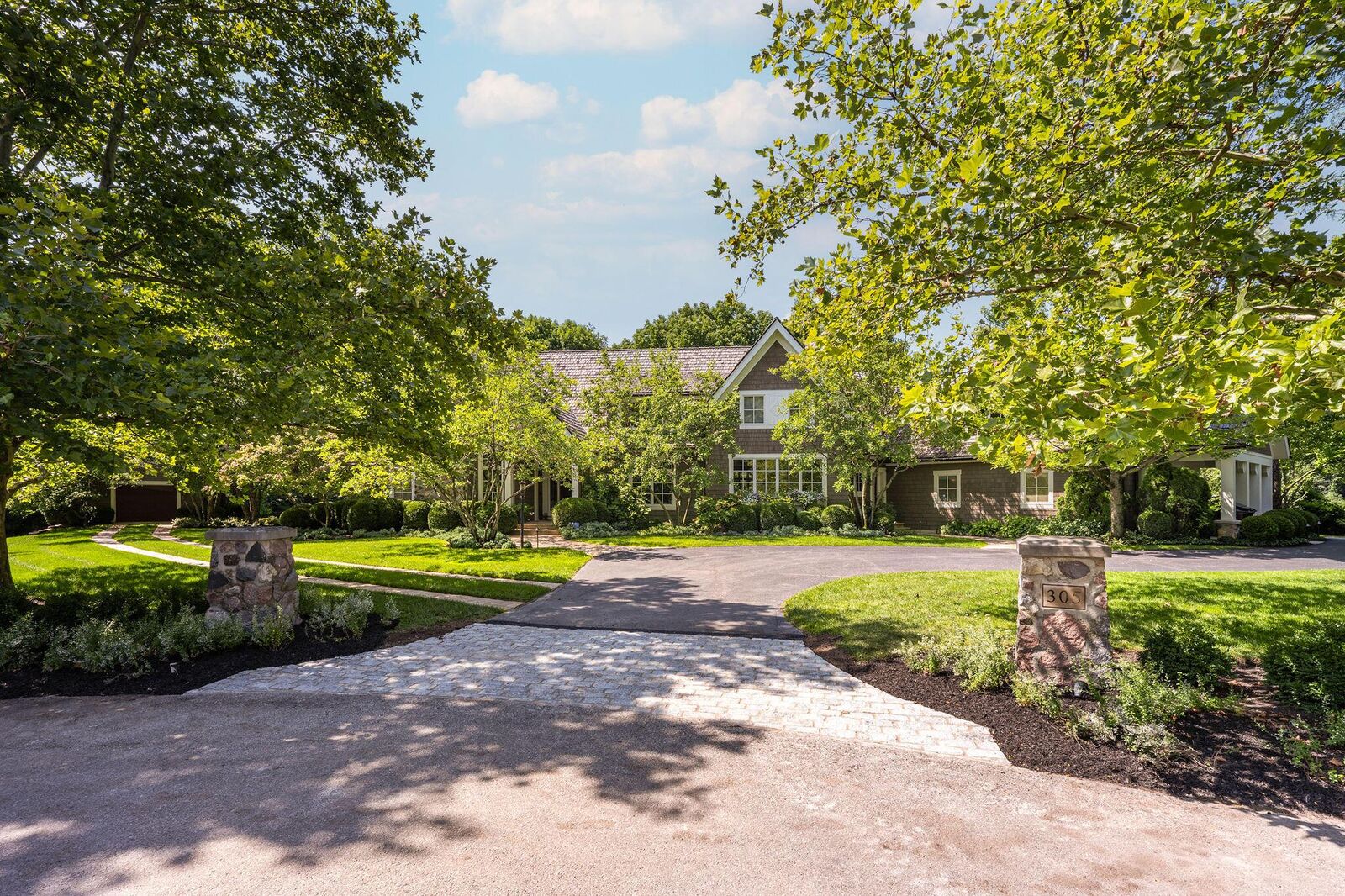 Property Photo: 305 N Parkview Avenue OH 43209