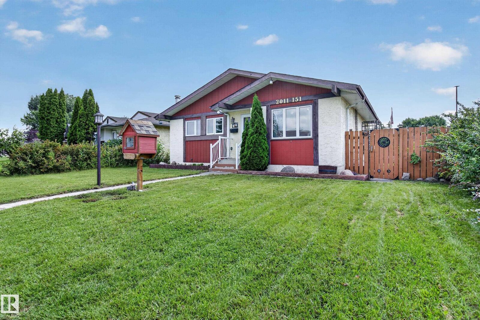 Property Photo:  2011 151 Avenue NW  AB T5Y 1W1 