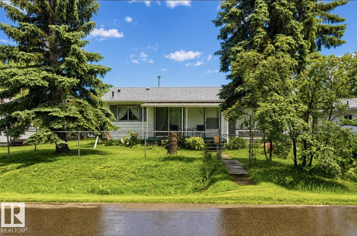 Property Photo:  4924 56 Street  AB T5Z 3Y3 