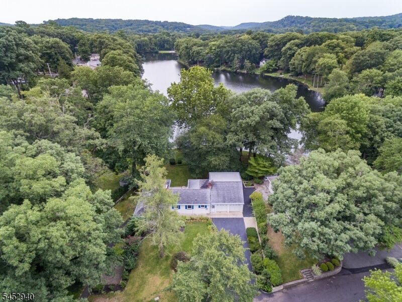 Property Photo:  23 Cabot Ln  NJ 07405 