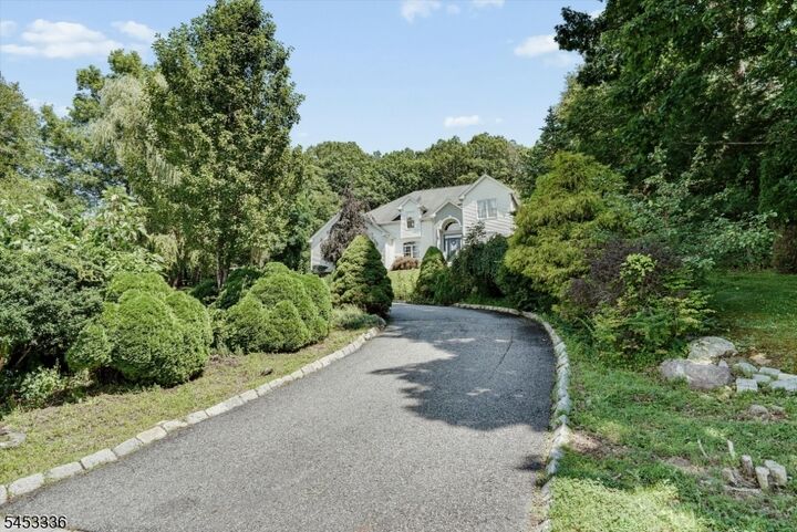 Property Photo:  10 Skyler Ct  NJ 07438 