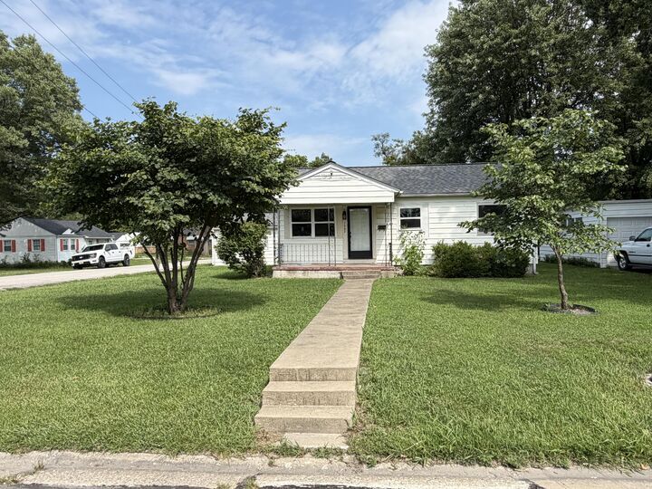 Property Photo:  1402 S Morris Street  MO 65265 