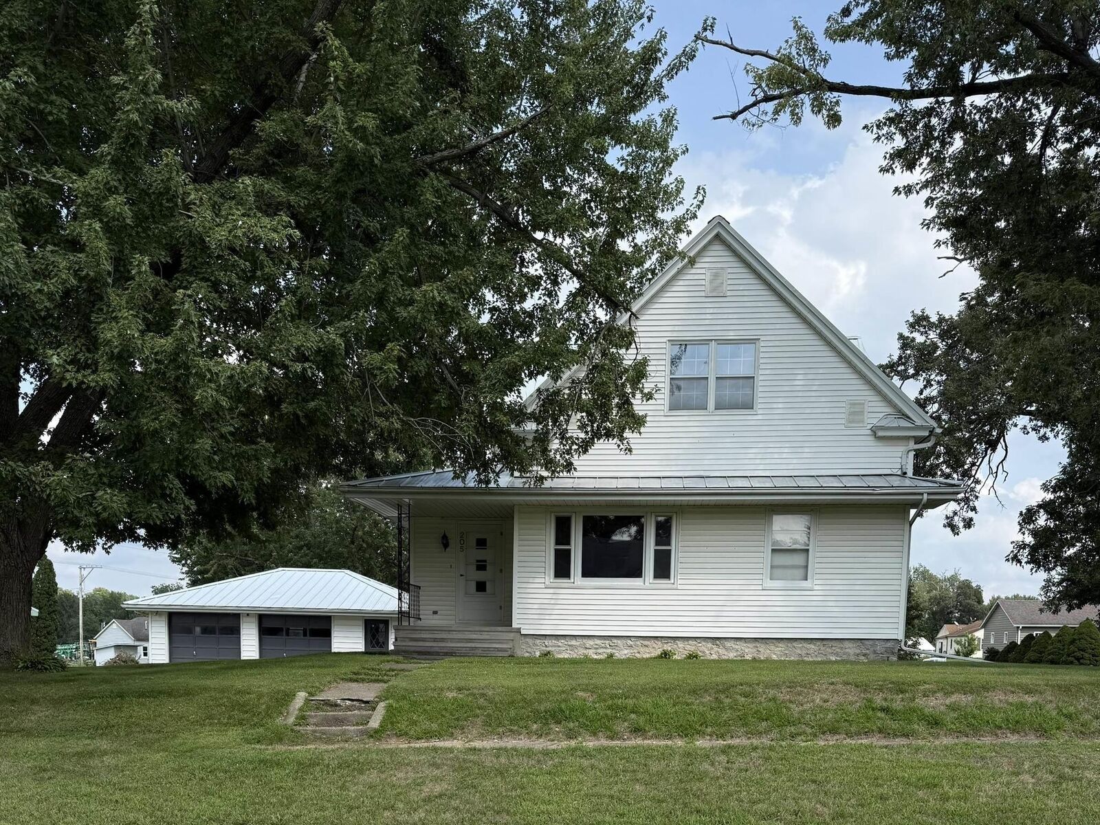 Property Photo:  205 Grand Avenue  IA 52332 