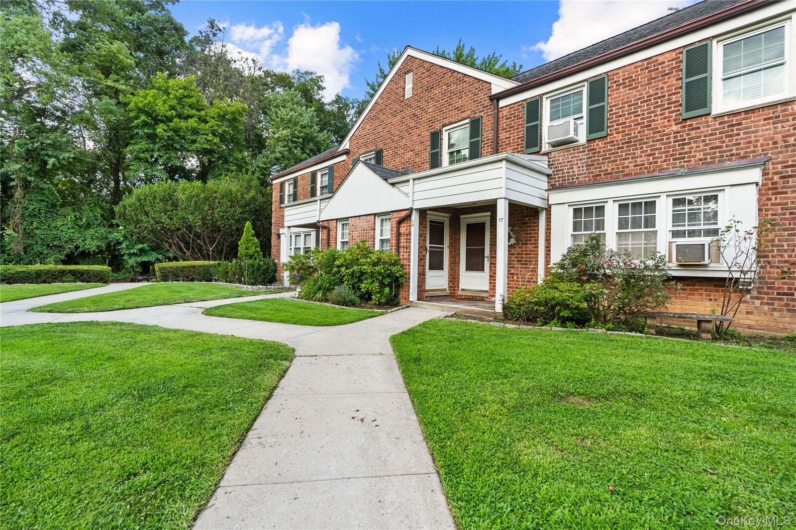 Property Photo: 17 Robins Crescent 17 NY 10801
